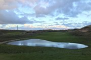 Afvoeren of ophogen: waterplassen op een sportveld -  Acacia Water